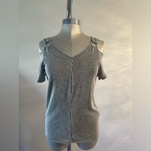 Ava James black and white stripe top size medium m short sleeve